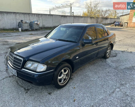Синий Мерседес Ц-Класс, объемом двигателя 1.8 л и пробегом 411 тыс. км за 2100 $, фото 1 на Automoto.ua