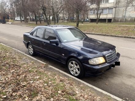 Мерседес Ц-Клас 1998 у Черкасах на Automoto.ua Синій Мерседес Ц-Клас, об'ємом двигуна 2 л та пробігом 400 тис. км за 1500 $, фото 1 на Automoto.ua