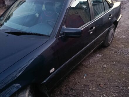 Синий Мерседес Ц-Класс, объемом двигателя 1.8 л и пробегом 203 тыс. км за 4000 $, фото 1 на Automoto.ua