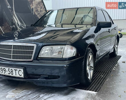 Синий Мерседес Ц-Класс, объемом двигателя 2.2 л и пробегом 488 тыс. км за 2800 $, фото 1 на Automoto.ua
