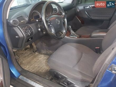 Синій Мерседес Ц-Клас, об'ємом двигуна 2 л та пробігом 257 тис. км за 7300 $, фото 1 на Automoto.ua