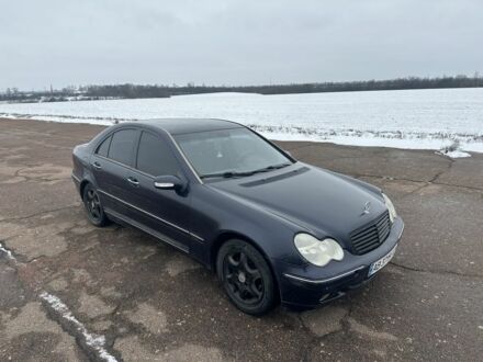 Синий Мерседес Ц-Класс, объемом двигателя 2 л и пробегом 230 тыс. км за 2750 $, фото 1 на Automoto.ua