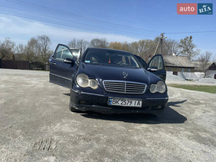 Мерседес Ц-Клас 2001 у Житомирі на Automoto.ua Синій Мерседес Ц-Клас, об'ємом двигуна 2.15 л та пробігом 300 тис. км за 3000 $, фото 1 на Automoto.ua