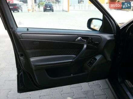 Синій Мерседес Ц-Клас, об'ємом двигуна 3.2 л та пробігом 220 тис. км за 17695 $, фото 1 на Automoto.ua