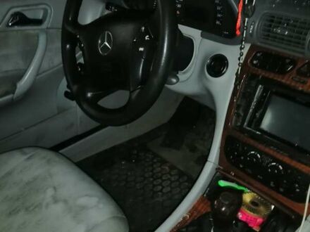 Синий Мерседес Ц-Класс, объемом двигателя 2 л и пробегом 296 тыс. км за 2200 $, фото 1 на Automoto.ua