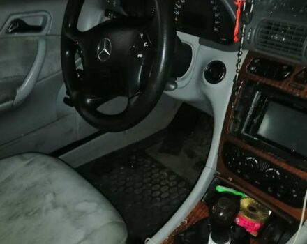 Синий Мерседес Ц-Класс, объемом двигателя 2 л и пробегом 296 тыс. км за 2200 $, фото 1 на Automoto.ua