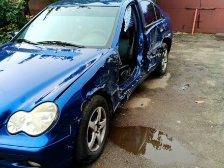 Мерседес Ц-Класс 2002 в Павлограде на Automoto.ua Синий Мерседес Ц-Класс, объемом двигателя 1.8 л и пробегом 128 тыс. км за 2000 $, фото 1 на Automoto.ua