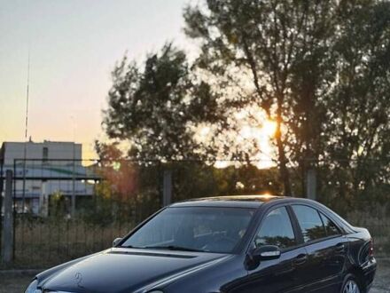 Мерседес Ц-Клас 2002 у Києві на Automoto.ua Синій Мерседес Ц-Клас, об'ємом двигуна 2 л та пробігом 250 тис. км за 3250 $, фото 1 на Automoto.ua