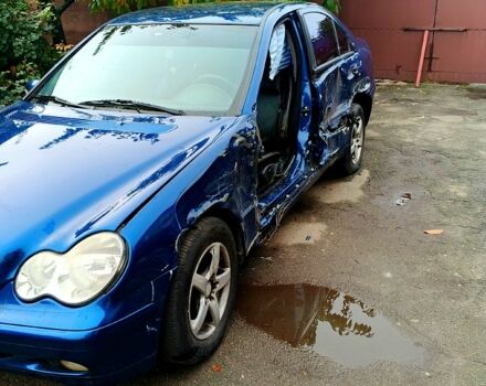 Мерседес Ц-Класс 2002 в Павлограде на Automoto.ua Синий Мерседес Ц-Класс, объемом двигателя 1.8 л и пробегом 128 тыс. км за 3000 $, фото 1 на Automoto.ua