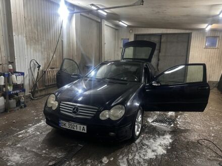 Синій Мерседес Ц-Клас, об'ємом двигуна 2 л та пробігом 200 тис. км за 3000 $, фото 1 на Automoto.ua