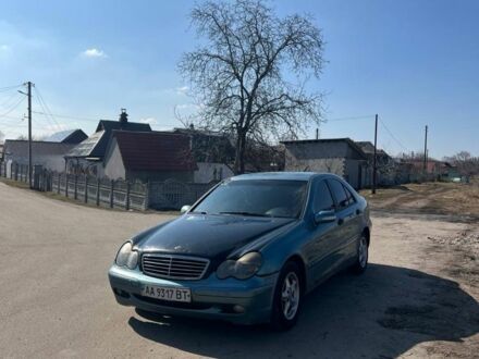 Синій Мерседес Ц-Клас, об'ємом двигуна 2 л та пробігом 400 тис. км за 2200 $, фото 1 на Automoto.ua