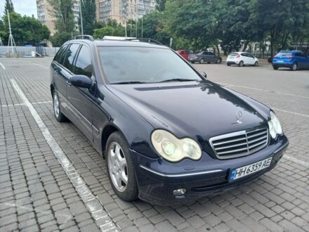 Синий Мерседес Ц-Класс, объемом двигателя 2.7 л и пробегом 393 тыс. км за 3900 $, фото 1 на Automoto.ua