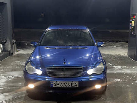 Синий Мерседес Ц-Класс, объемом двигателя 1.8 л и пробегом 333 тыс. км за 4000 $, фото 1 на Automoto.ua
