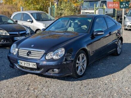 Мерседес Ц-Класс 2005 в Ровно на Automoto.ua Синий Мерседес Ц-Класс, объемом двигателя 2.1 л и пробегом 305 тыс. км за 6450 $, фото 1 на Automoto.ua