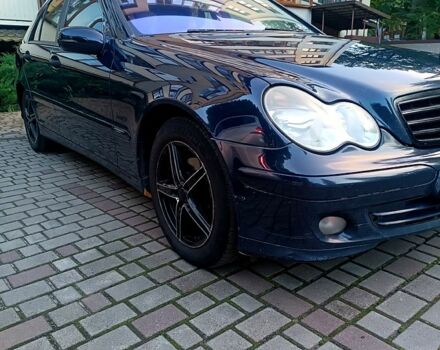 Синий Мерседес Ц-Класс, объемом двигателя 1.8 л и пробегом 337 тыс. км за 5800 $, фото 1 на Automoto.ua