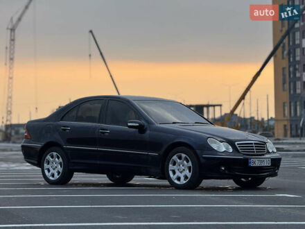 Синий Мерседес Ц-Класс, объемом двигателя 2.2 л и пробегом 290 тыс. км за 6400 $, фото 1 на Automoto.ua