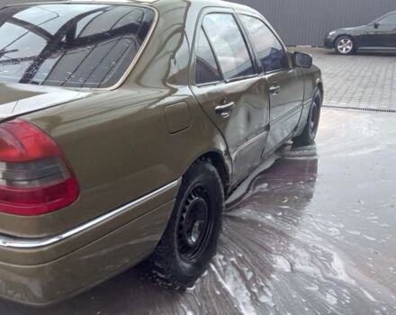 Зеленый Мерседес Ц-Класс, объемом двигателя 1.8 л и пробегом 300 тыс. км за 1000 $, фото 5 на Automoto.ua