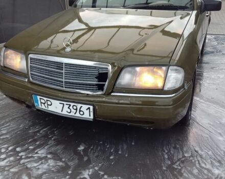 Зеленый Мерседес Ц-Класс, объемом двигателя 1.8 л и пробегом 300 тыс. км за 1000 $, фото 1 на Automoto.ua