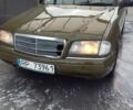 Зеленый Мерседес Ц-Класс, объемом двигателя 1.8 л и пробегом 300 тыс. км за 1000 $, фото 1 на Automoto.ua