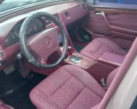 Зеленый Мерседес Ц-Класс, объемом двигателя 1.8 л и пробегом 300 тыс. км за 1000 $, фото 3 на Automoto.ua