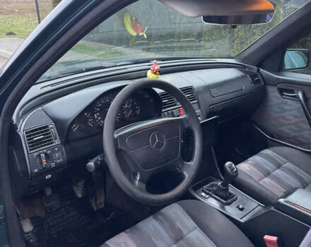 Зелений Мерседес Ц-Клас, об'ємом двигуна 1.8 л та пробігом 362 тис. км за 3000 $, фото 7 на Automoto.ua
