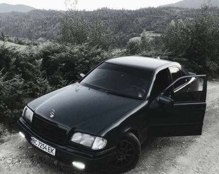 Зеленый Мерседес Ц-Класс, объемом двигателя 2 л и пробегом 145 тыс. км за 2100 $, фото 1 на Automoto.ua