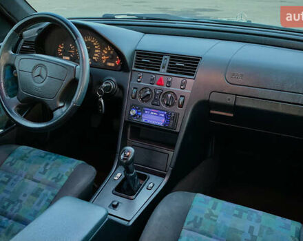 Зелений Мерседес Ц-Клас, об'ємом двигуна 2.3 л та пробігом 600 тис. км за 2500 $, фото 14 на Automoto.ua