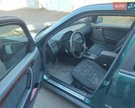 Зеленый Мерседес Ц-Класс, объемом двигателя 1.8 л и пробегом 300 тыс. км за 2650 $, фото 5 на Automoto.ua