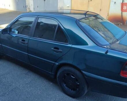 Зеленый Мерседес Ц-Класс, объемом двигателя 1.8 л и пробегом 300 тыс. км за 2650 $, фото 2 на Automoto.ua