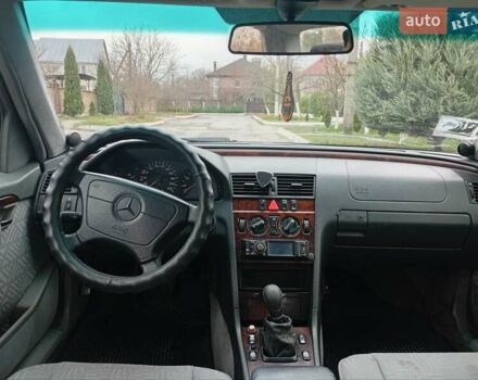 Зелений Мерседес Ц-Клас, об'ємом двигуна 2.2 л та пробігом 280 тис. км за 1850 $, фото 4 на Automoto.ua