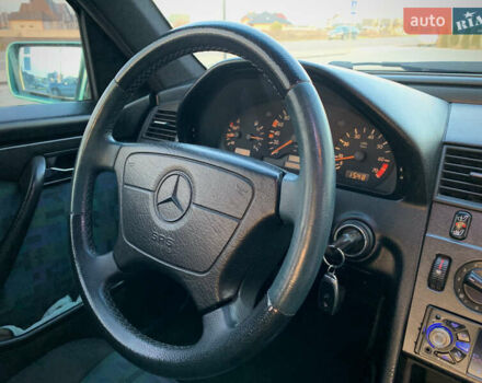 Зелений Мерседес Ц-Клас, об'ємом двигуна 2.3 л та пробігом 600 тис. км за 2500 $, фото 16 на Automoto.ua