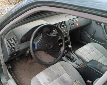 Зелений Мерседес Ц-Клас, об'ємом двигуна 2.2 л та пробігом 320 тис. км за 500 $, фото 3 на Automoto.ua