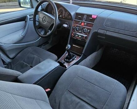 Зеленый Мерседес Ц-Класс, объемом двигателя 1.8 л и пробегом 280 тыс. км за 2700 $, фото 2 на Automoto.ua