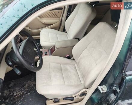 Зеленый Мерседес Ц-Класс, объемом двигателя 1.8 л и пробегом 402 тыс. км за 1850 $, фото 3 на Automoto.ua