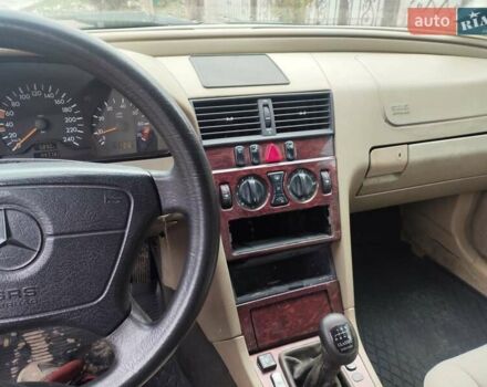 Зеленый Мерседес Ц-Класс, объемом двигателя 1.8 л и пробегом 300 тыс. км за 1999 $, фото 16 на Automoto.ua