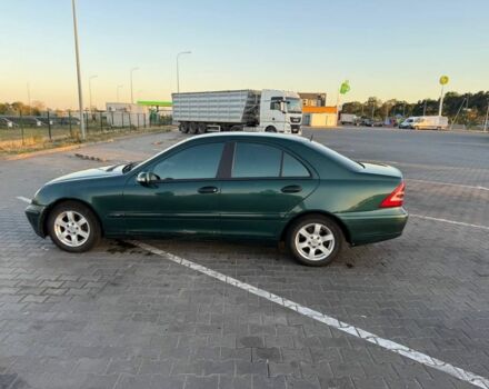 Зеленый Мерседес Ц-Класс, объемом двигателя 2 л и пробегом 348 тыс. км за 3000 $, фото 2 на Automoto.ua