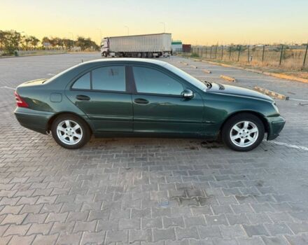 Зеленый Мерседес Ц-Класс, объемом двигателя 2 л и пробегом 348 тыс. км за 3000 $, фото 1 на Automoto.ua