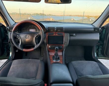 Зеленый Мерседес Ц-Класс, объемом двигателя 2 л и пробегом 348 тыс. км за 3000 $, фото 5 на Automoto.ua