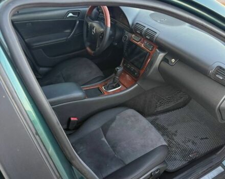 Зеленый Мерседес Ц-Класс, объемом двигателя 2 л и пробегом 348 тыс. км за 3000 $, фото 4 на Automoto.ua