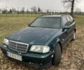 Зеленый Мерседес Ц-Класс, объемом двигателя 2 л и пробегом 534 тыс. км за 2800 $, фото 1 на Automoto.ua