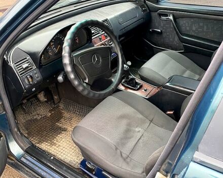 Зеленый Мерседес Ц-Класс, объемом двигателя 1.8 л и пробегом 350 тыс. км за 2100 $, фото 2 на Automoto.ua