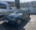 Зеленый Мерседес Ц-Класс, объемом двигателя 2.1 л и пробегом 300 тыс. км за 3799 $, фото 1 на Automoto.ua
