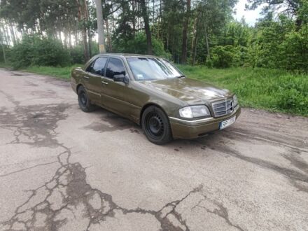 Мерседес Ц-Класс 1994 в Житомире на Automoto.ua Зеленый Мерседес Ц-Класс, объемом двигателя 0 л и пробегом 211 тыс. км за 1000 $, фото 1 на Automoto.ua