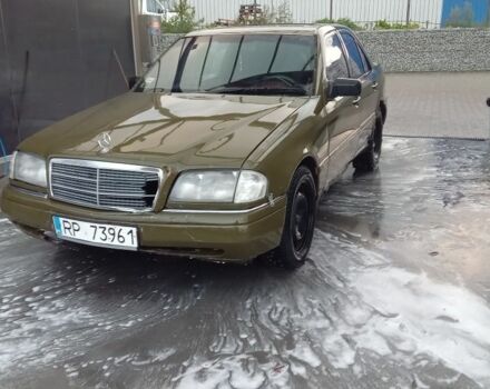 Зеленый Мерседес Ц-Класс, объемом двигателя 1.8 л и пробегом 300 тыс. км за 1000 $, фото 1 на Automoto.ua