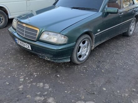 Зеленый Мерседес Ц-Класс, объемом двигателя 1.8 л и пробегом 400 тыс. км за 2100 $, фото 1 на Automoto.ua