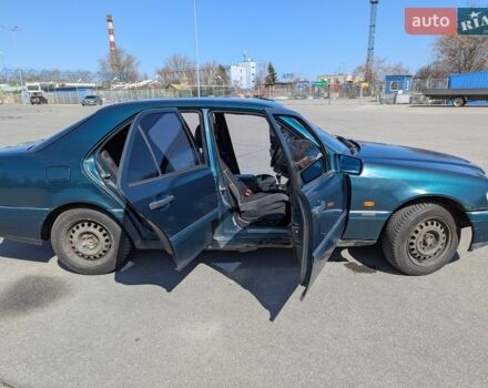 Зелений Мерседес Ц-Клас, об'ємом двигуна 0 л та пробігом 480 тис. км за 2500 $, фото 1 на Automoto.ua