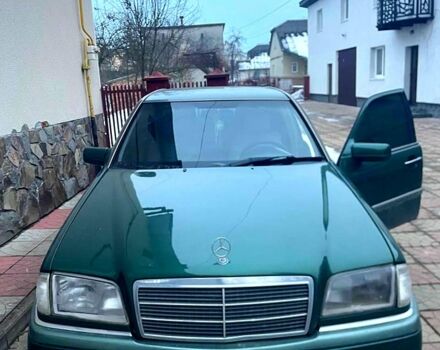 Зеленый Мерседес Ц-Класс, объемом двигателя 2 л и пробегом 350 тыс. км за 3400 $, фото 1 на Automoto.ua