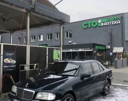 Зеленый Мерседес Ц-Класс, объемом двигателя 1.8 л и пробегом 300 тыс. км за 2700 $, фото 1 на Automoto.ua