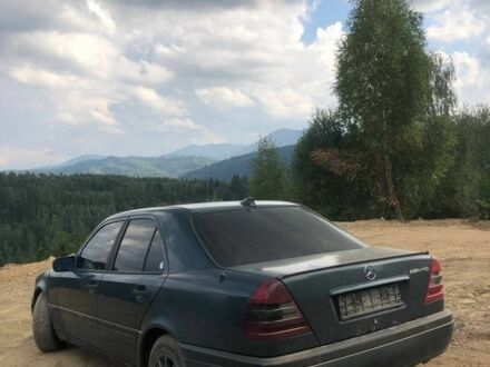 Зеленый Мерседес Ц-Класс, объемом двигателя 2 л и пробегом 145 тыс. км за 2100 $, фото 1 на Automoto.ua