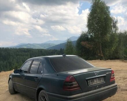 Зелений Мерседес Ц-Клас, об'ємом двигуна 2 л та пробігом 145 тис. км за 2100 $, фото 1 на Automoto.ua